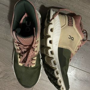 Deadstock On Cloud Hi Edge in Cypress/Apricot (Womens 7)